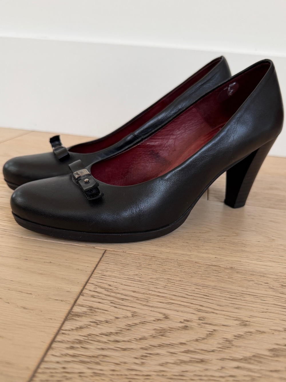 HISPANITAS Glove Leather Pumps Bow Detail Rubber Sole Almond Toe Business Chic